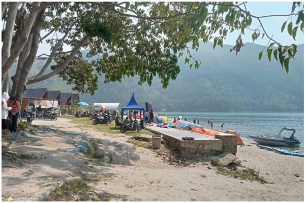 Berburu Ikan Nila Bakar Bumbu Andaliman di Pantai Meat Toba, Wisatawan Dimanjakan Suasana dan Kuliner