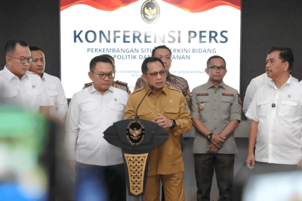 Mendagri Ungkap Tantangan Penanganan Karhutla: Sumber Air Terbatas