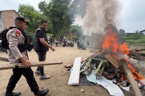 Sarang Narkoba Gang Pantai Medan Sunggal Dibakar Polisi
